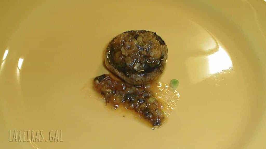 Champiñones rellenos de ajetes