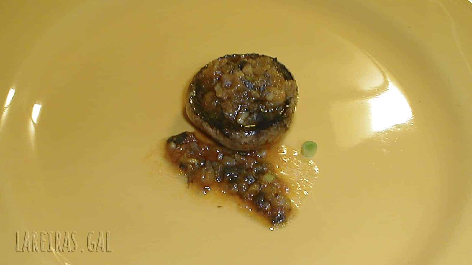 Champiñones rellenos de ajetes