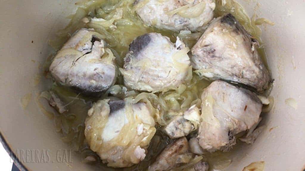 Bonito with onions in wine