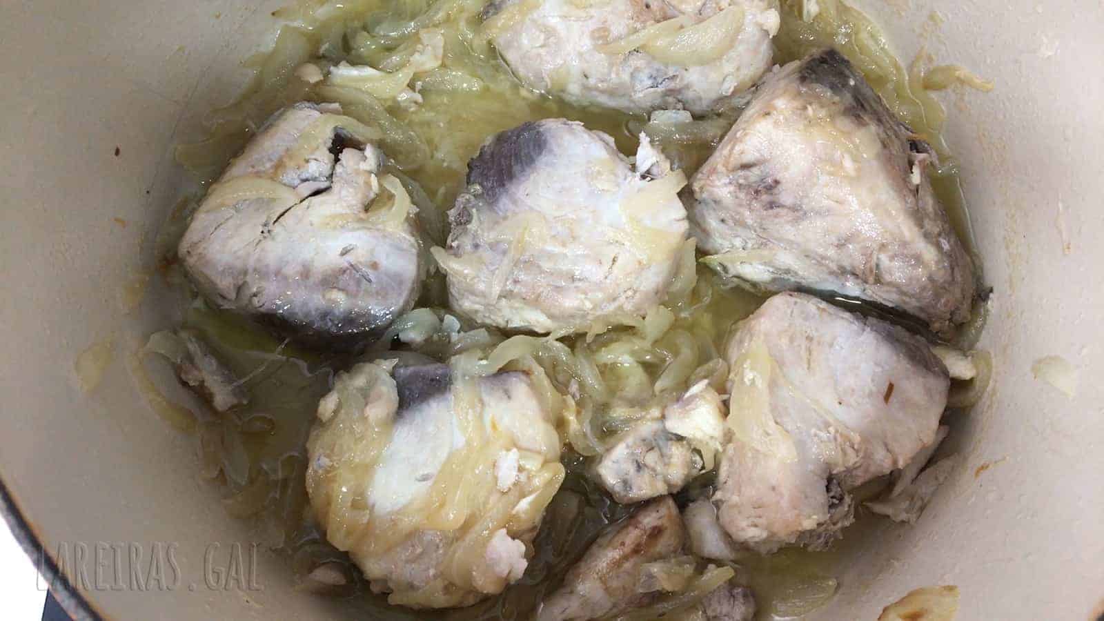 Bonito con cebolla al vino