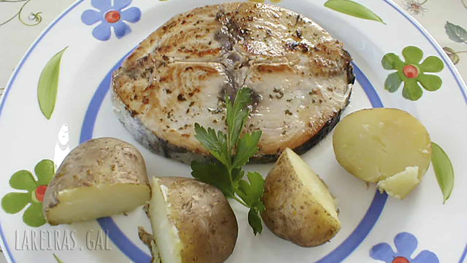 Bonito á prancha con cachelos