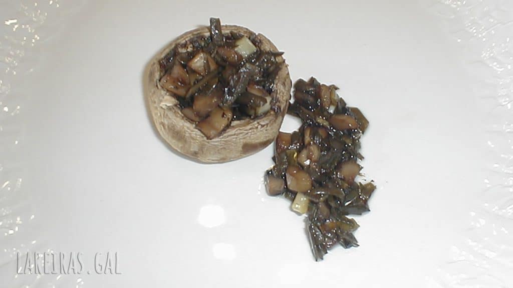 Champiñones rellenos de Espagueti de Mar
