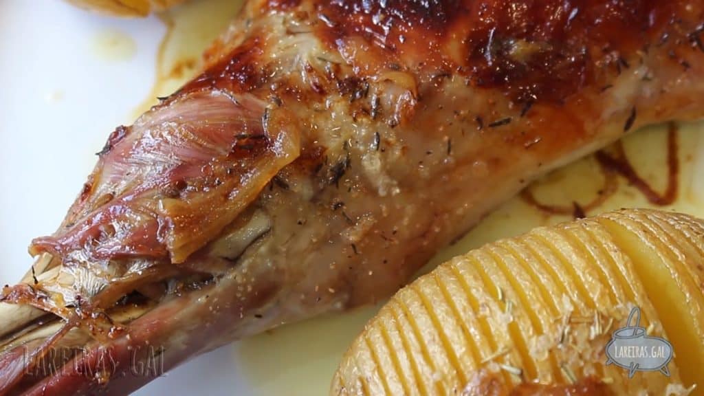 Paletilla de cordero al horno con patatas Hasselback