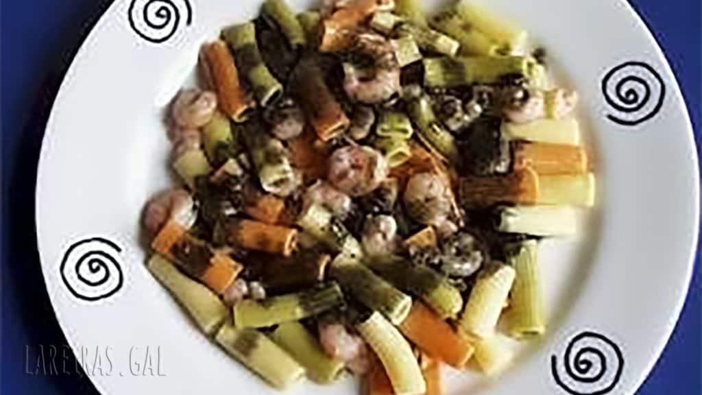 Pasta con gambas en salsa negra