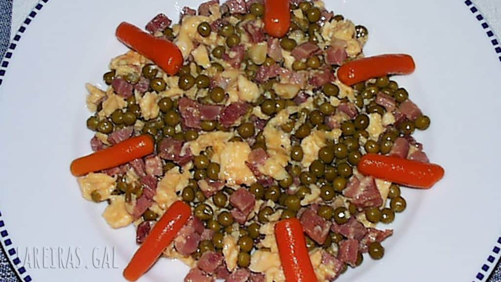 Revuelto de guisantes y jamón